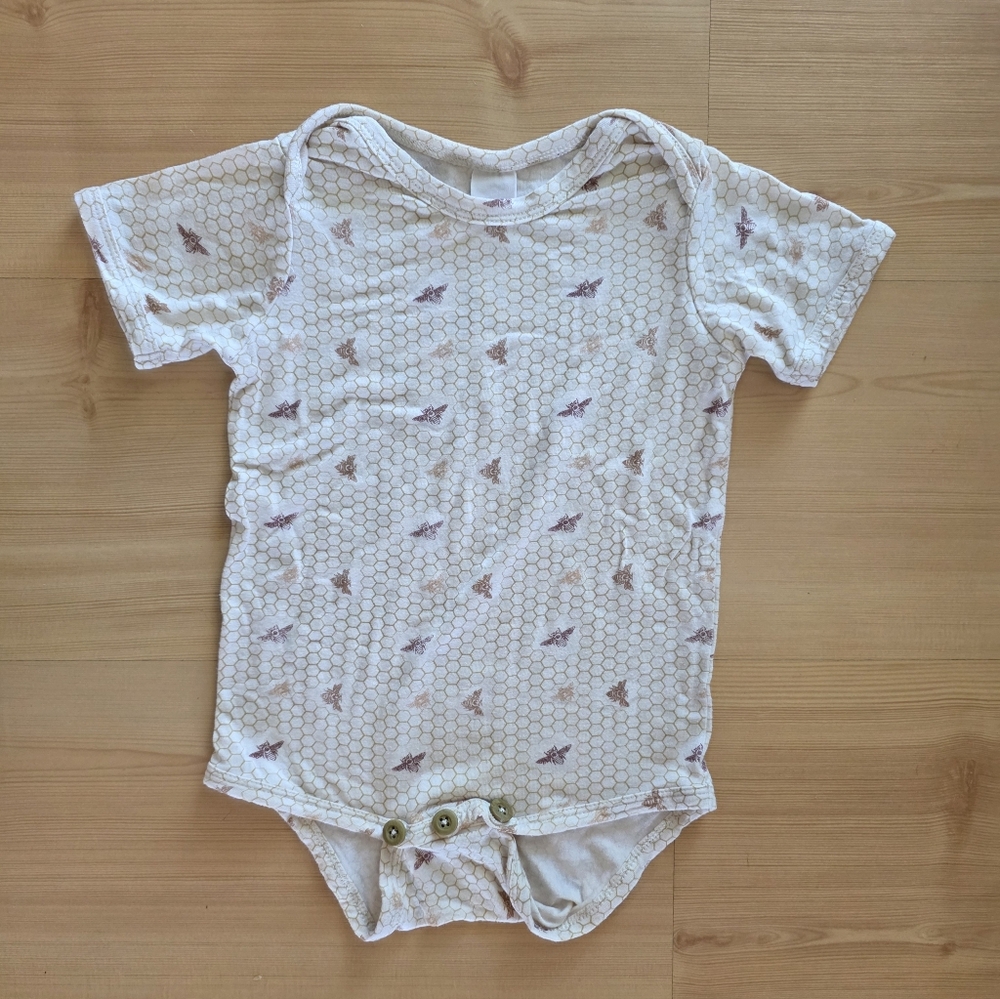 Kate Quinn The Woods Bee Bodysuit With Wooden Buttons 12-18M Bamboo